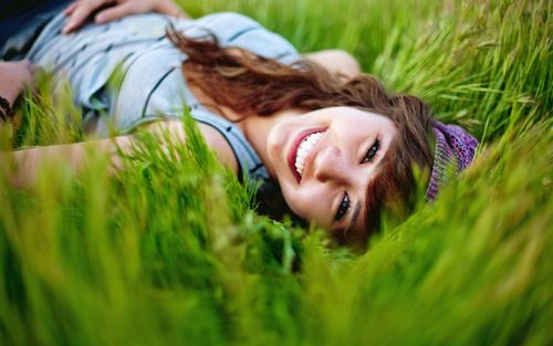 微笑女孩在草地上的壁纸高清原图查看