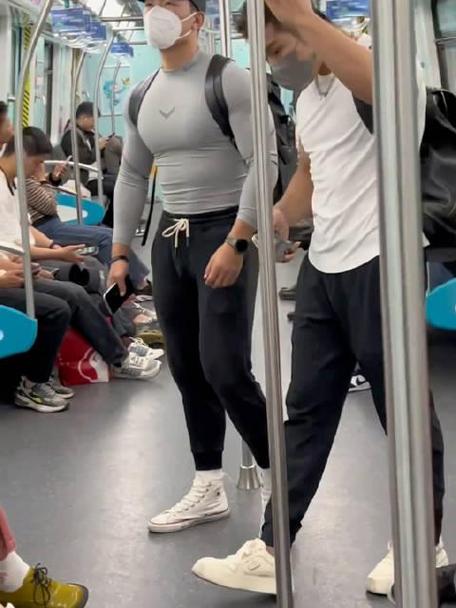 地铁上的肌肉男_手机新浪网