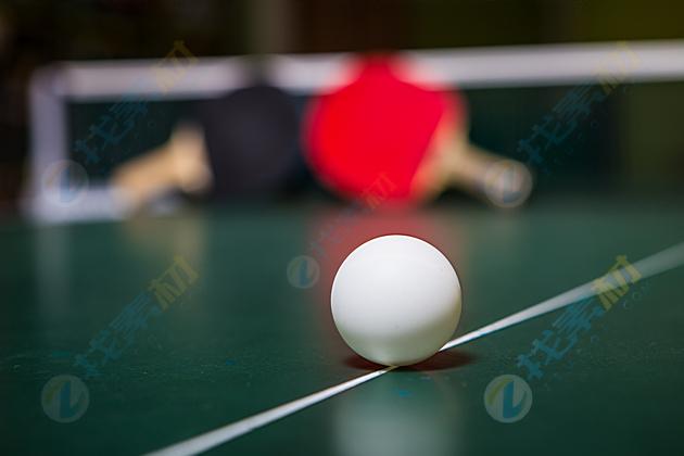 桌子上白色乒乓球高清图片下载