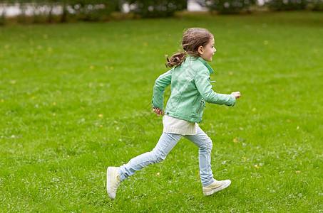夏天,童,休闲人的快乐的小女孩绿色的夏天田野上奔跑图片素材