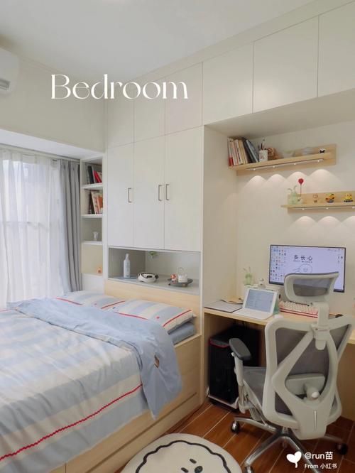 6平米卧室,有双人床有书桌有衣柜有储物柜