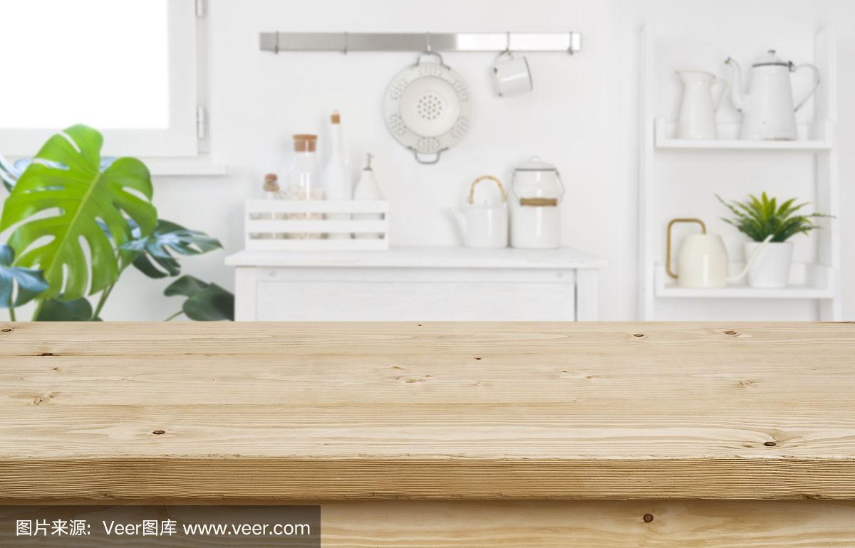 木质桌面产品显示在模糊的厨房背景
