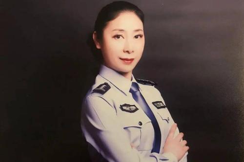 这个月,监狱狱政管理科的档案管理员刘华就要离开她心爱的工作岗位了.