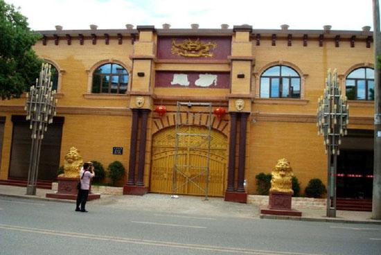 赵薇拜访王林一个月后,"大师"王林豪宅前竖起了脚手架,鎏金的"王府"二