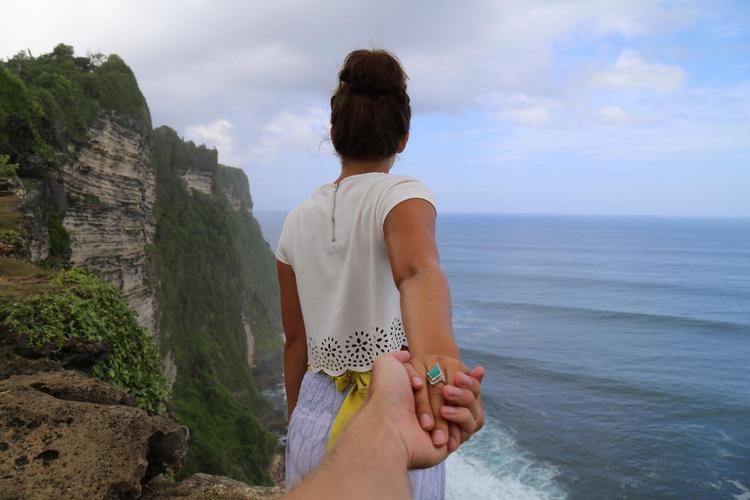 海边旅游幸福甜蜜情侣手拉手牵手背景图片
