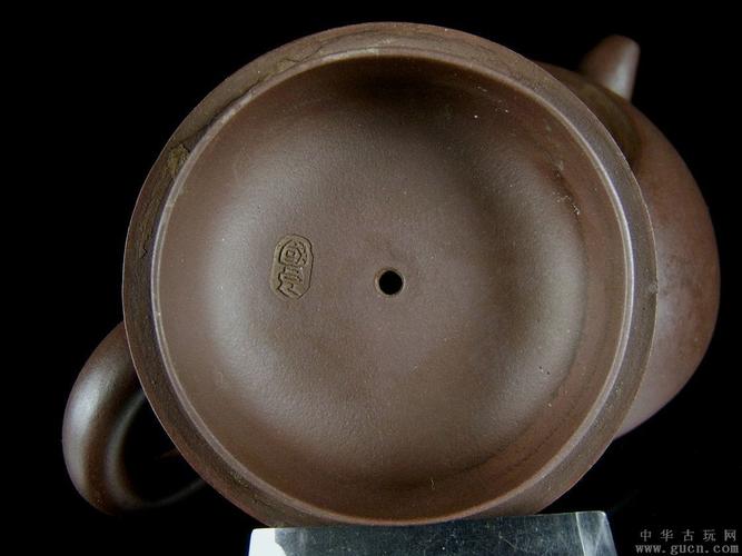 八九十年代高级工艺美术师陈国良制作的紫砂壶茶壶