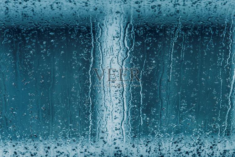 雨落在玻璃上雨滴落在窗户上照片摄影图片