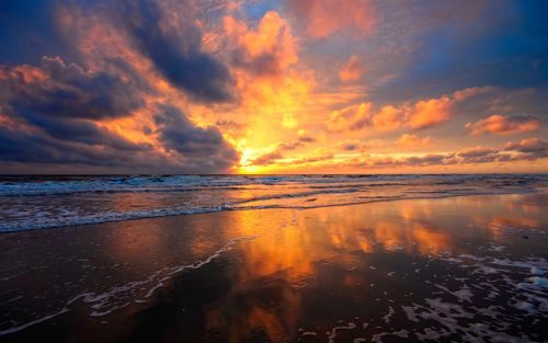 沙滩,海水,火红色的云彩天空,美丽的日落景色 壁纸 - 1680x1050