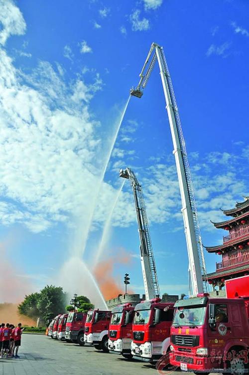在2015年"119消防安全宣传月"活动启动仪式上,53米登高平台消防车现场