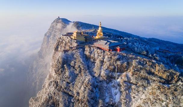 峨眉山,坐落在中国四川省乐山市境内,是一座充满宗教和自然之美的著名