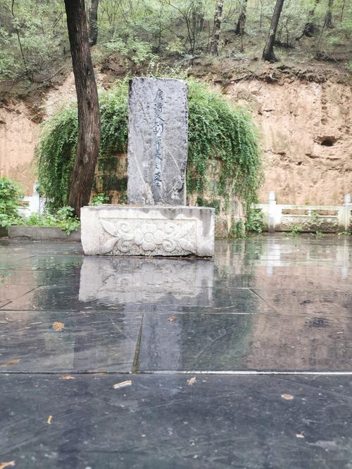 青石圆形墓冢,高一米,直径2.9米,墓地尺度象征诗人享年仅29岁.