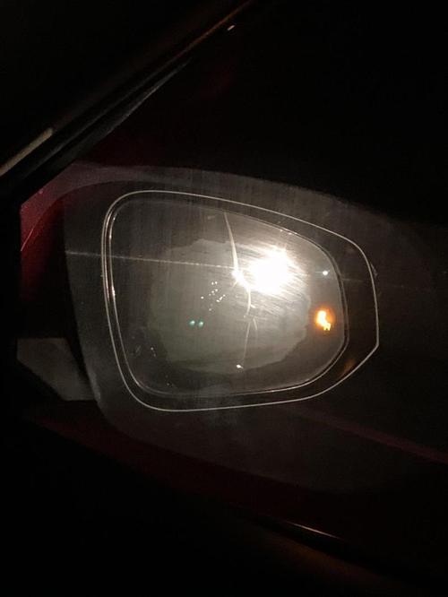我的汉兰达四豪外后视镜在夜间行车时遇到后车灯光照射时镜片中心出现