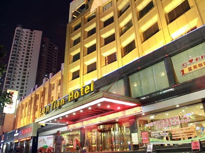 美食云集 武汉蓝天宾馆位于繁华的汉口商业区,解放大道与宝丰路交汇处