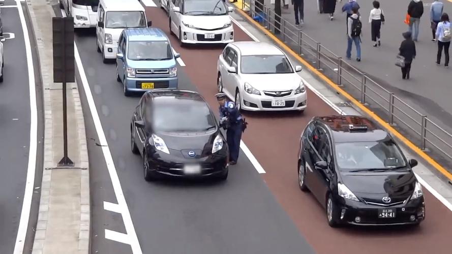 很少见到开车这么不守规矩的日本人,在国内也很少见.