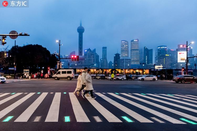 上海人行横道线亮化 助力行人安全