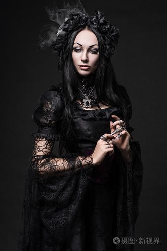 穿黑衣服的哥特式女子照片-正版商用图片0f2khj-摄图新视界