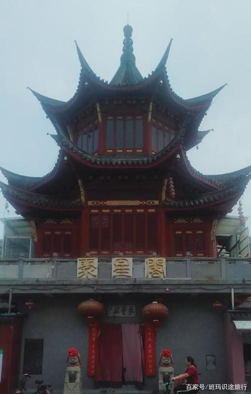 南京这座旅游城市,古老楼阁依附于河之畔,距今已有400多年