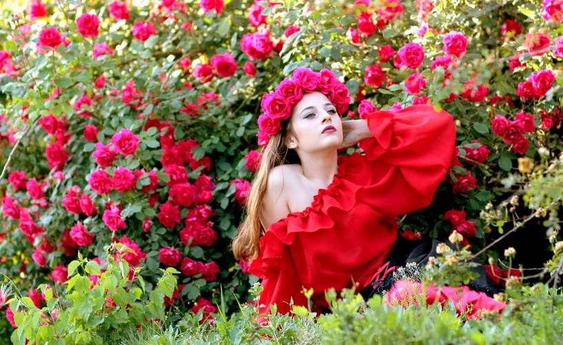 女孩玫瑰红色花圈鲜花美女唯美4k摄影壁纸