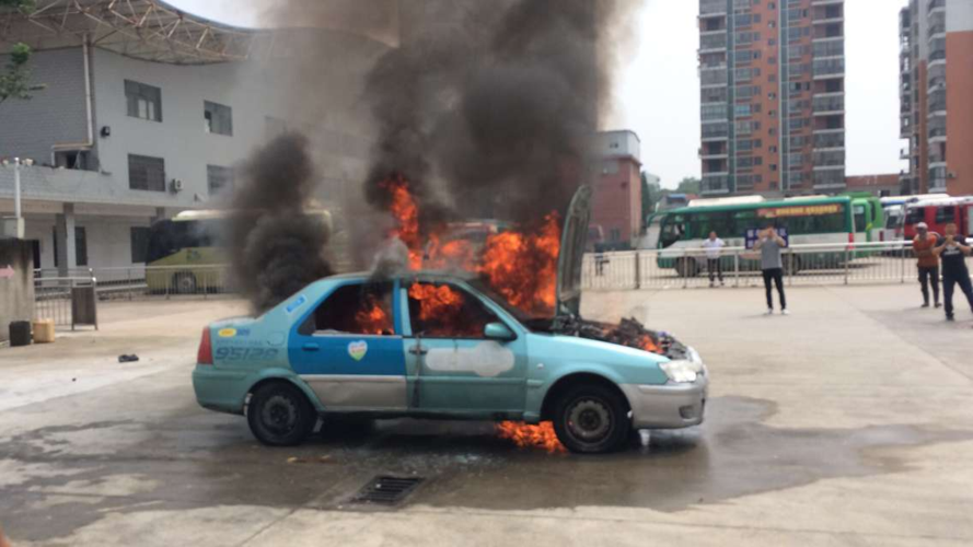 咸安客运站广场一辆出租车被烧竟是
