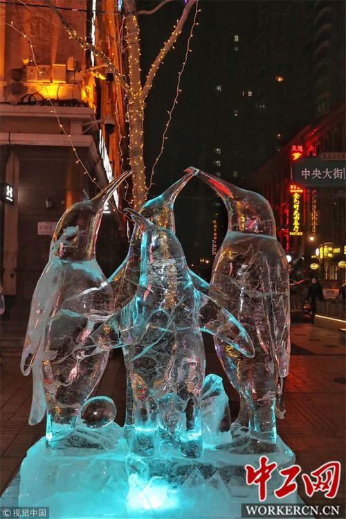 冰雕还看哈尔滨46座冰雕亮相中央大街点燃市民狂拍热情