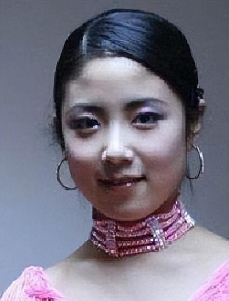 曹佳睿,一个有着惊人舞蹈天赋的女孩,因为清秀甜美的外表被赵本山相中