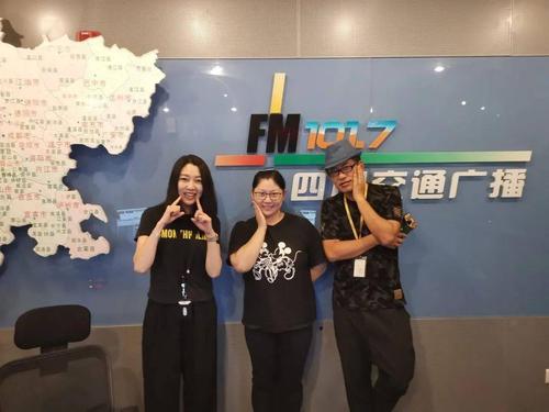 7主持人)王静(中)冯乔(右)电台直播现场她是唯一拥有冯乔家门密码的