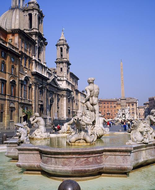 意大利拉齐奥罗马纳沃纳广场的喷泉和方尖碑图片