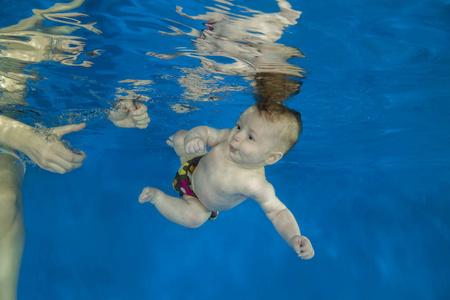 小4月男孩学会在水池水下游泳照片