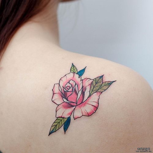 后背色彩玫瑰纹身图案
