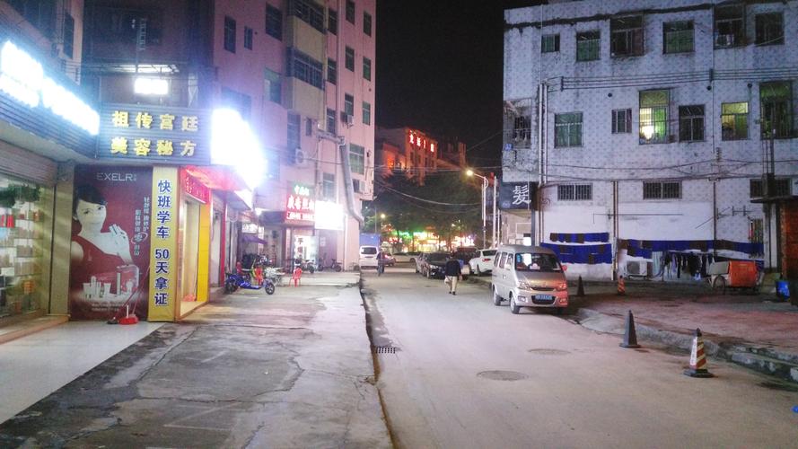 深圳龙岗盛平社区夜拍,街上来往的人不多,有点冷清