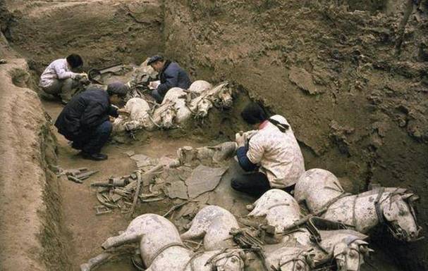 为什么不敢挖秦始皇墓,军方1973年真发现他还活着?
