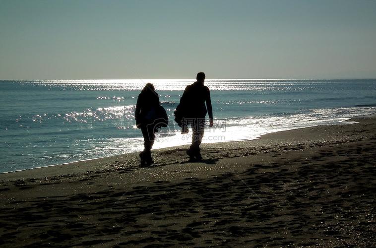 海滩上散步的情侣