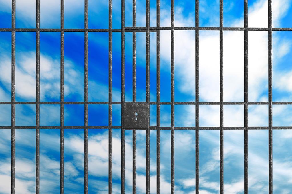 金属坐牢吧,金属铁窗的天空背景上