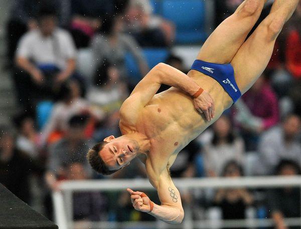 图文跳水北京站男子10米台戴利在比赛中