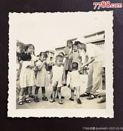 五十年代,一群小朋友,穿开裆裤,露出小鸡鸡_老照片_图片收藏_回收价格