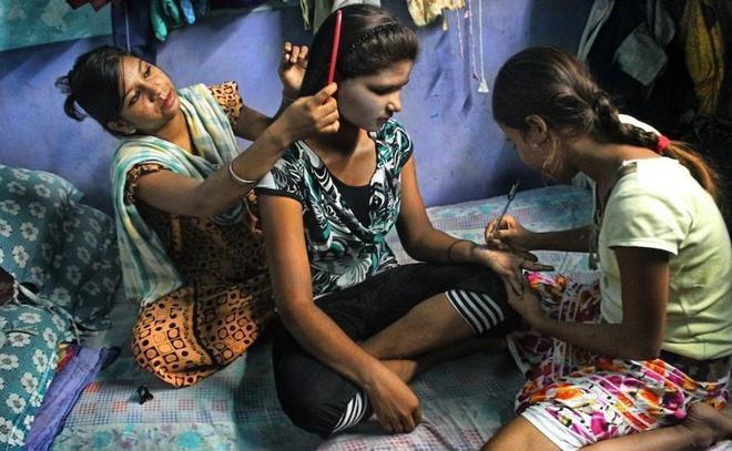 直击印度落后的妓女村世代可悲的女人用身体赚钱