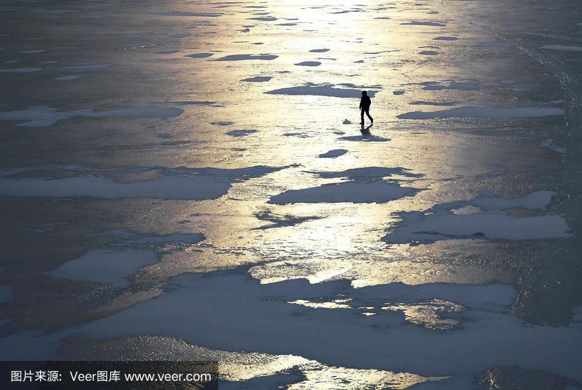 一个人在冰上行走的剪影.