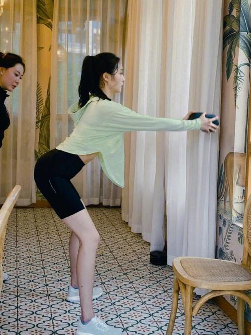 近日,关晓彤在微博上晒出了一组片场健身照,她穿着运动上衣搭紧身裤