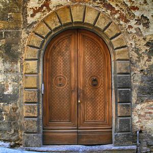 在古老的房子,托斯卡纳旧棕色木质门照片
