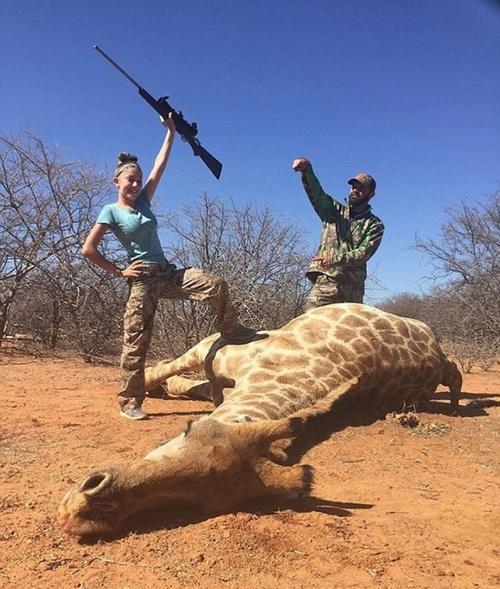 晒非洲打猎照片惹公愤美国12岁少女我是猎人