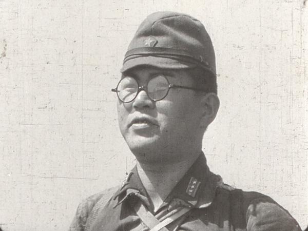 大尉(前排手拿指挥刀者),此人身高1米7,体重高达80公斤,是日军当时