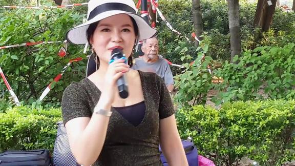 中环码头演唱《歌在飞》唱的甜扭的美 - 香港街头歌手小红翻唱合集