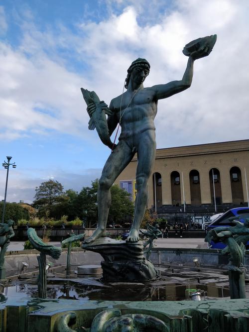 哥塔广场上矗立着瑞典雕刻家米勒斯制作的希腊海神波赛冬的巨大雕像