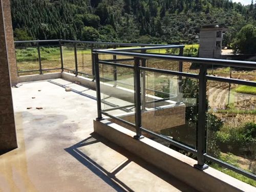 3,玻璃阳台栏杆玻璃阳台栏杆,就是采用玻璃为主材加工而成的阳台栏杆