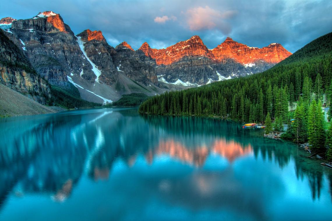 冰碛湖日出加拿大美丽的湖泊冰碛湖风景4k高清壁纸