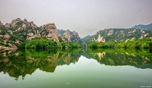 如果你计划前往河南省的嵖岈山风景区,以下是一些游玩攻略和注意事项