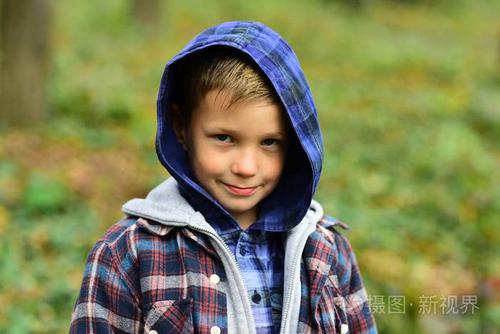 小男孩玩童年游戏户外.在新鲜空气的小孩子.可爱的男孩在秋季服装.