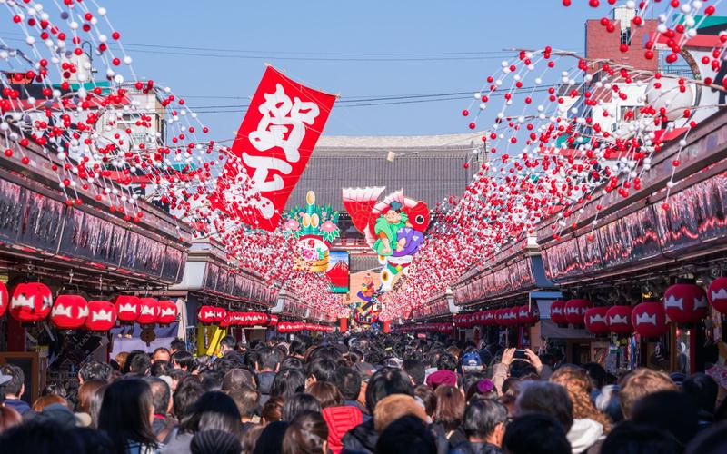 新年第一天抢头香,还是第一次看到日本的庙会.