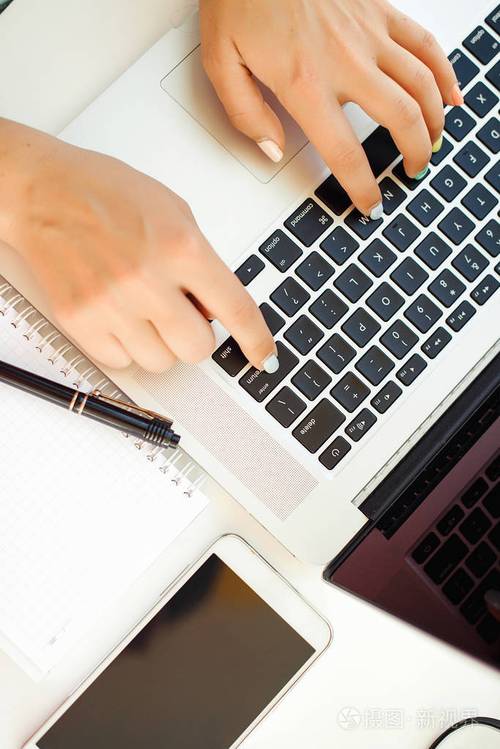 女性在笔记本电脑键盘上打字的手的特写镜头女人的手