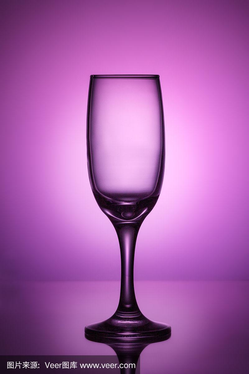 空酒杯放在紫罗兰色背景上,中间有一个亮点